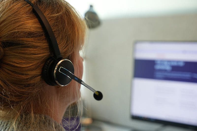 Person som pratar i ett headset
